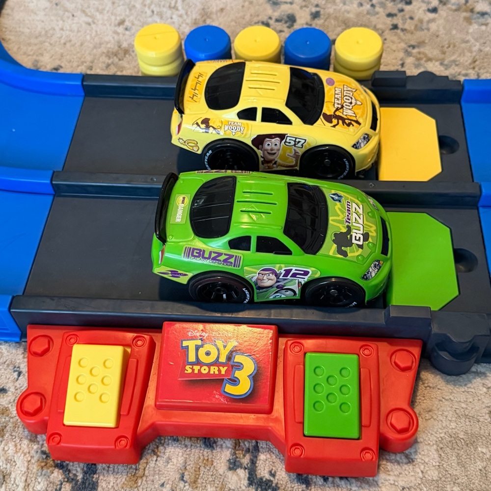 Disney Toy Story 3 Shake & Go Speedway Track with 2 Cars Buzz & Woody - Picture 6 of 8